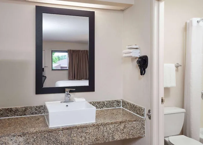 Travelodge By Wyndham Peoria