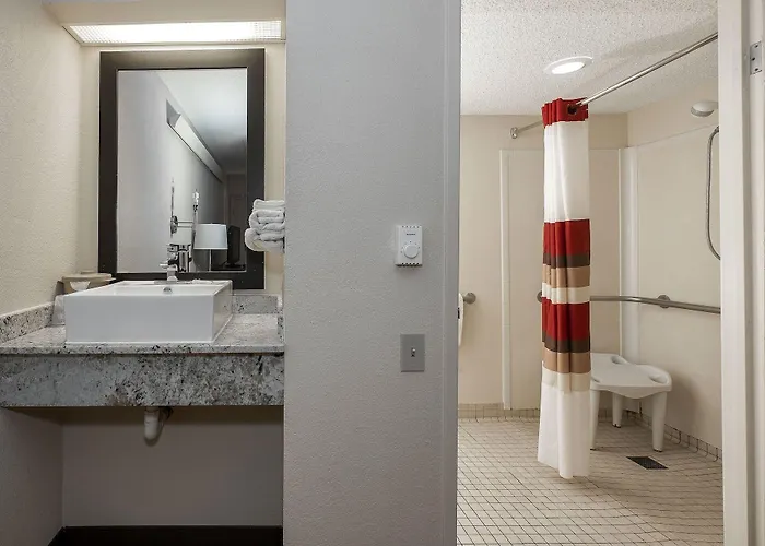 Travelodge By Wyndham Peoria